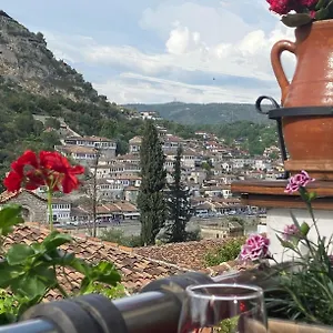 E Skulptorit-unesco Quarter Berat